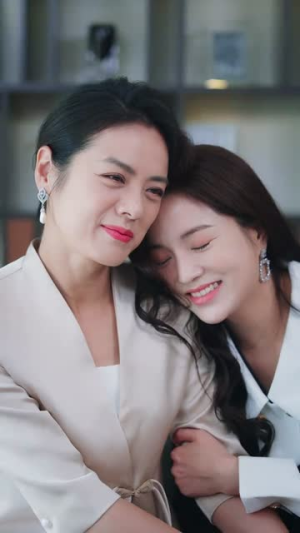 三个女儿把老妈宠翻天(34集) 三个女儿把老妈宠翻天(34集)热门短剧排行榜