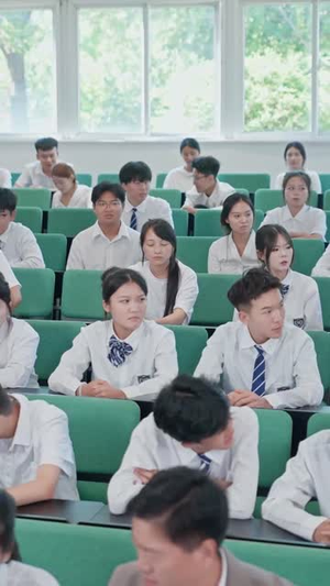 当山河四省高三生成为京市真千金 (66集)今日最火短剧