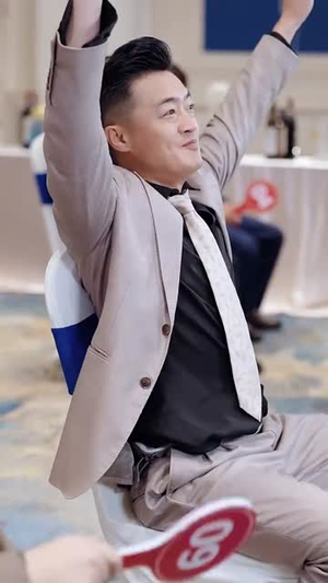 绑定花钱不还价系统校花女友惊呆了（102集）穿越短剧推荐