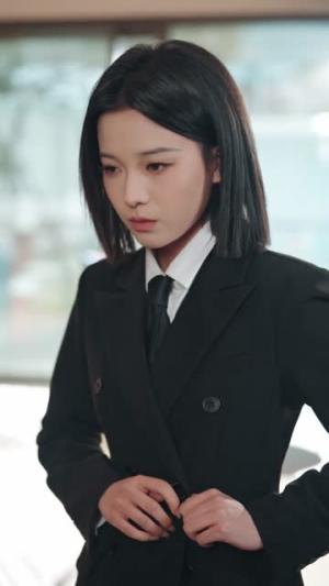 别惹她，她能一拳打三（77集）最热短剧抢先看