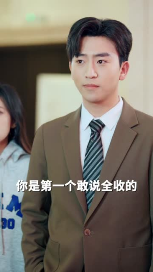 高冷校花救济我，我靠贴贴成神豪（80集）在线看完整版
