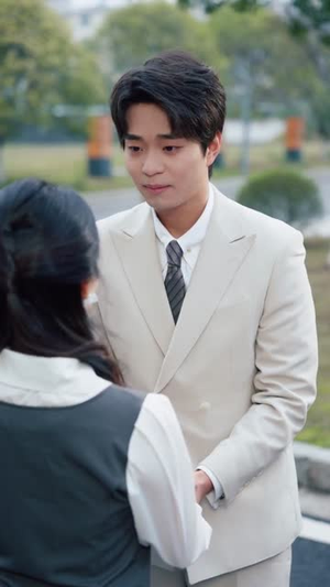 生活费八百，游戏商城养我（76集）男主角是谁