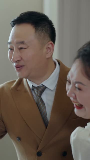 悬榜求医，治好了嫌我是乞丐（83集）在线观看完整版